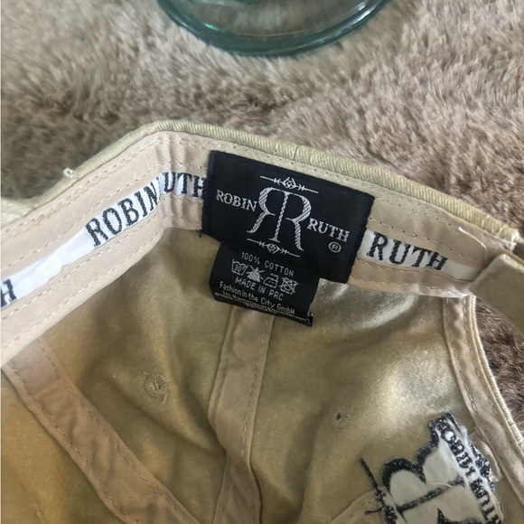 Robin Ruth - Picture 7 of 7